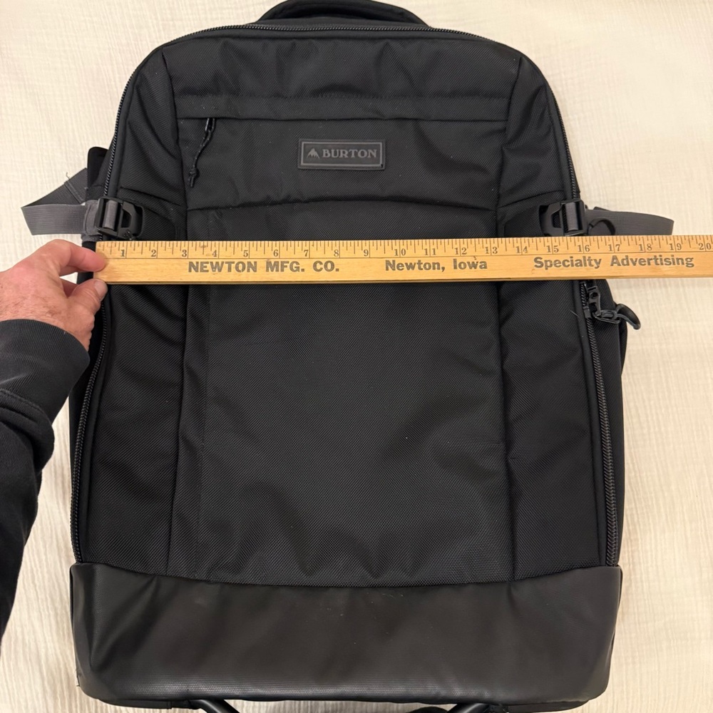 Burton Multipath 40L Travel Bag. In very good  condition. 22 x 14 x 9, 4.8 lbs